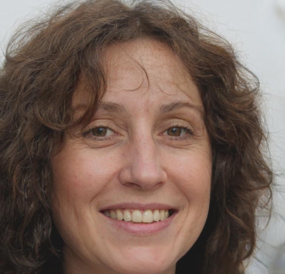 Portraitfoto von Absolventin Romy Kellner